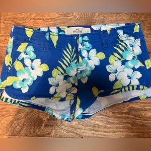 Hollister women’s low rise Hawaii print short. Size 1 W25. Great for Hawaii vaca